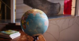 人物のいない地域探究の資料とノート、美鈴が丘高校のグローカル探究科と2027年度入試を解説する横長サムネイル
