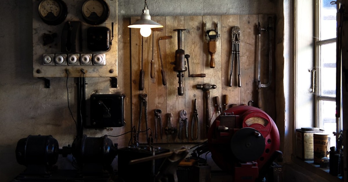 人物のいない工房の作業台と工具を背景に、水戸工業高校の2027年度入試と6学科を考えるイメージ