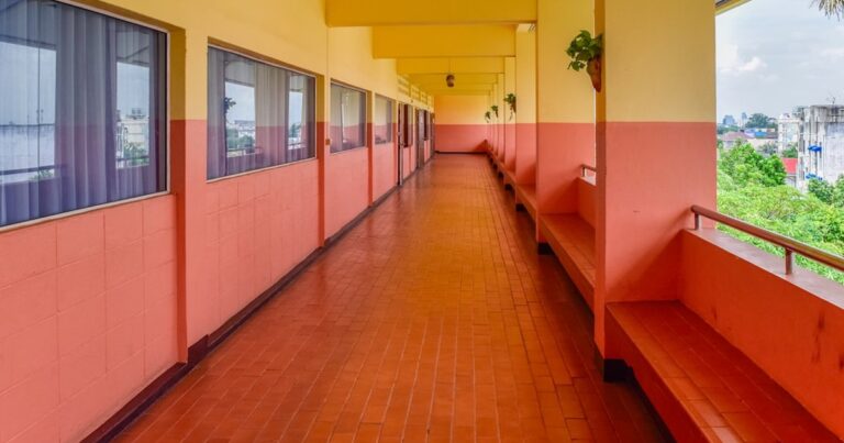 人物のいない明るい学校の廊下で見附高校の2027年度入試を考えるイメージ