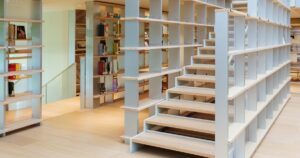 人物のいない明るい図書空間を背景に、三浦学苑高等学校の2027年度入試と5コースを考える記事サムネイル