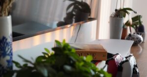 人物のいない明るい学習机、書籍、植物とモニター。宮城第一高校の2027年度入試、普通科、国際探究科・理数探究科を調べる学習イメージ