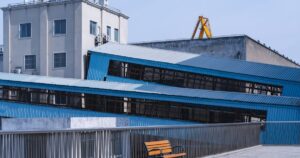 人物のいない青い外壁の工業施設、水島工業高校の2027年度入試と5学科を解説する横長サムネイル