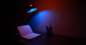 人物のいない明るい学習机とデジタル端末を写した横長写真。門司学園高校の中高一貫教育、DX探究、進路、2027年度入試を解説する記事のサムネイル