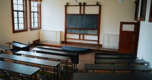 人物のいない教室で守口東高校の少人数授業・B問題・タイプⅢを考えるイメージ