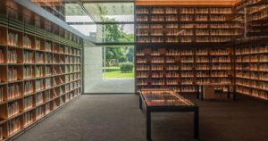 人物のいない図書館を背景に紫波総合高校の2027年度入試と総合学科4系列を考える記事サムネイル