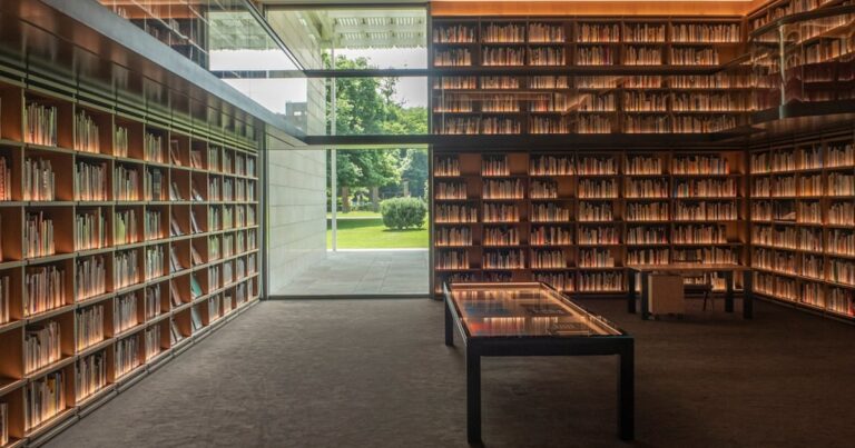 人物のいない図書館を背景に盛岡市立高校の2027年度入試と普通科・商業科を考える記事サムネイル