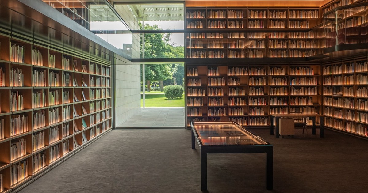 人物のいない図書館を背景に盛岡市立高校の2027年度入試と普通科・商業科を考える記事サムネイル