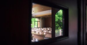 人物のいない学校の学習机を背景に、南砺福野高校の4学科と2027年度入試を考える記事サムネイル