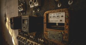 人物のいない古い電力計と配線盤、南陽工業高校の3学科と2027年度入試を解説する横長サムネイル