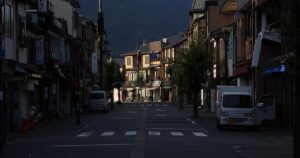 人物のいない日本の伝統的な街並みと山・奈良女子高校の2027年度入試を解説する記事サムネイル