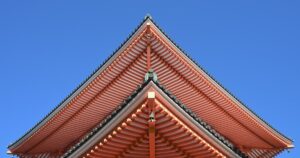 人物のいない奈良の町並みと空、奈良朱雀高校の閉校と奈良商工高校との違いを解説する記事サムネイル