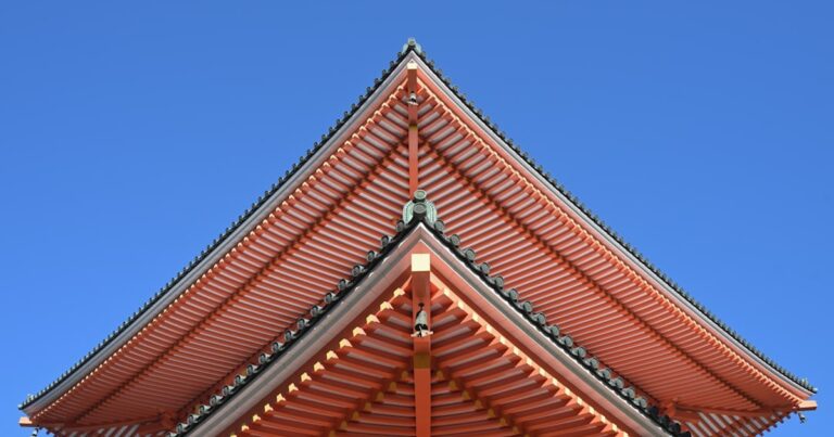 人物のいない奈良の町並みと空、奈良朱雀高校の閉校と奈良商工高校との違いを解説する記事サムネイル
