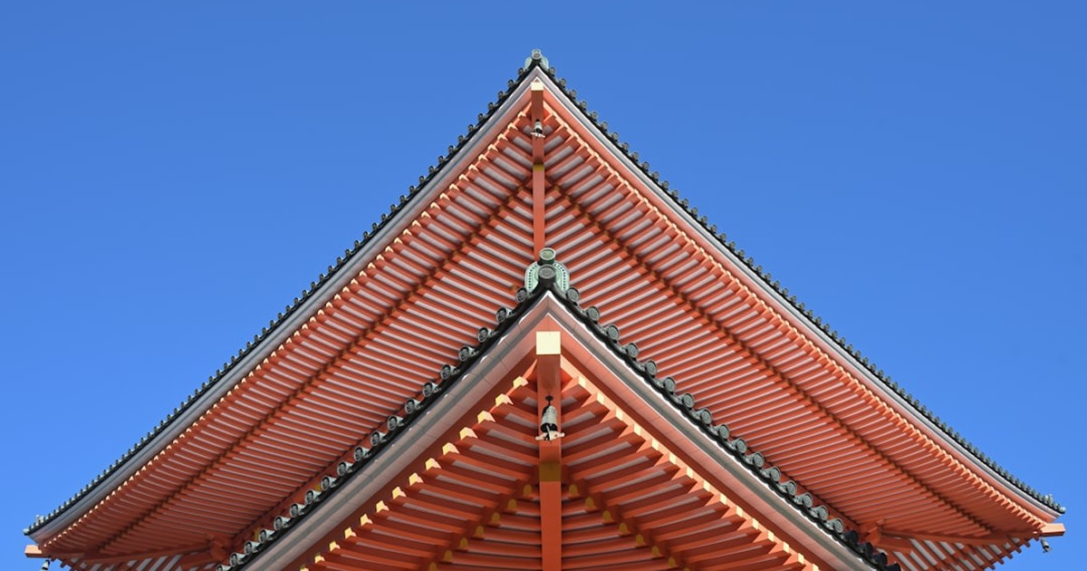 人物のいない奈良の町並みと空、奈良朱雀高校の閉校と奈良商工高校との違いを解説する記事サムネイル