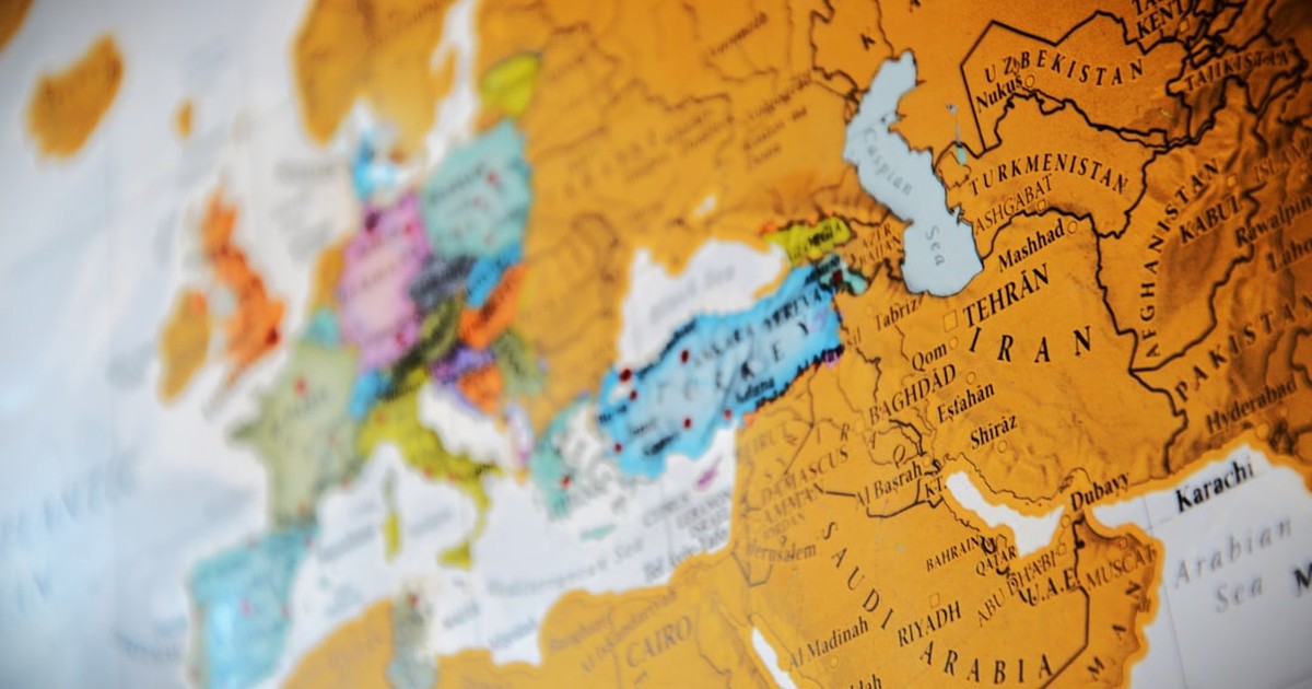 人物のいない世界地図で成田国際高校の普通科・国際科と国際教育を考えるイメージ