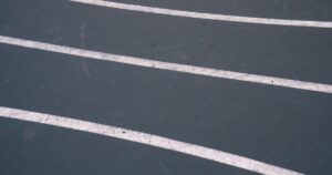 人物のいない陸上トラックとスポーツ用具、鳴門渦潮高校の2学科と2027年度入試を解説する横長サムネイル