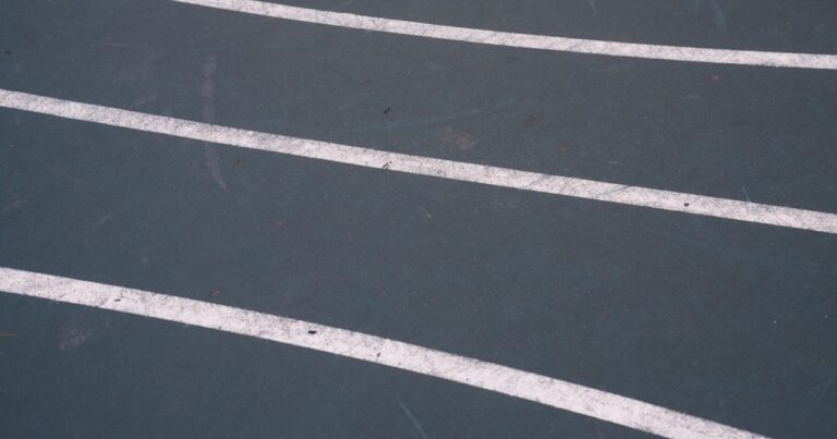 人物のいない陸上トラックとスポーツ用具、鳴門渦潮高校の2学科と2027年度入試を解説する横長サムネイル