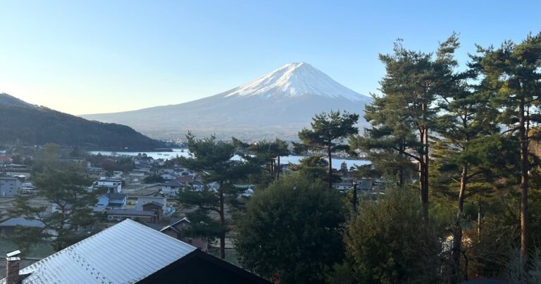 人物のいない山梨の山並みと学習環境を背景に、韮崎高校の2027年度入試と学習計画を考えるイメージ