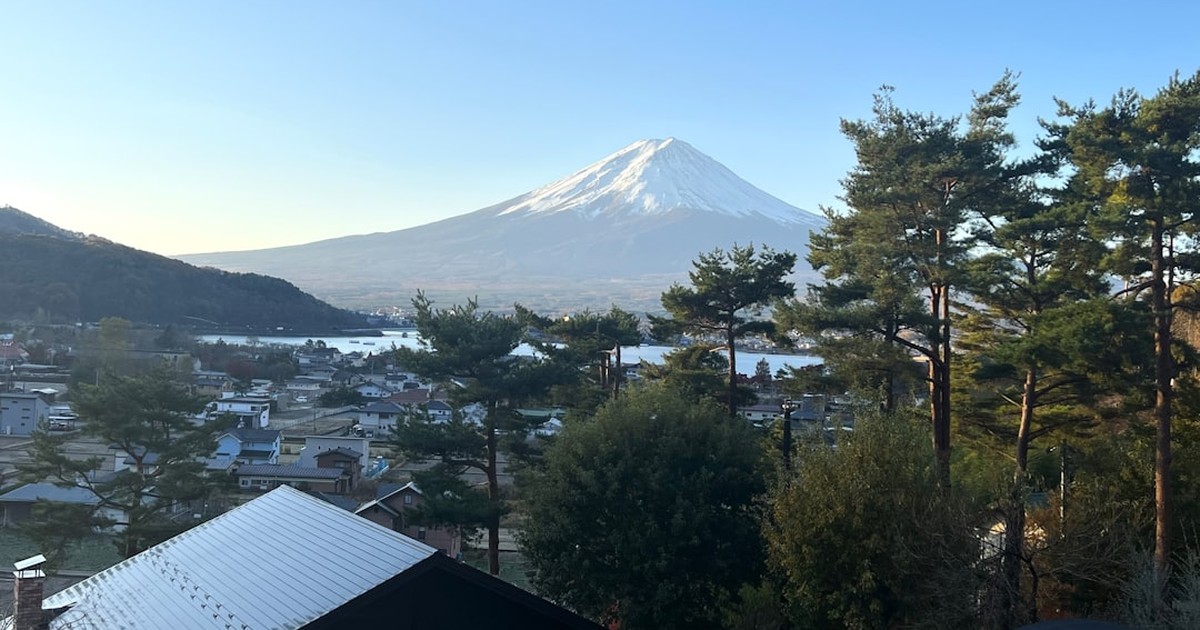 人物のいない山梨の山並みと学習環境を背景に、韮崎高校の2027年度入試と学習計画を考えるイメージ