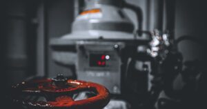 人物のいない産業機械を背景に帯広工業高校の2027年度入試と4学科を解説する記事サムネイル