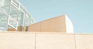 人物のいない青空とガラス張りの明るい校舎風建築。大津緑洋高校大津校舎の普通科と2027年度入試を解説する横長サムネイル