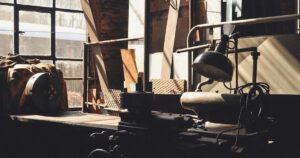 人物のいない木工家具工房を写した横長写真。福岡県立大川樟風高校の7系、住環境システム科、学校生活、進路、2027年度入試を解説する記事のサムネイル