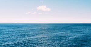 人物のいない青い外洋と水平線を写した横長写真、島根県立隠岐水産高校の2学科4コース・寮・進路・2027年度入試を解説する記事のサムネイル