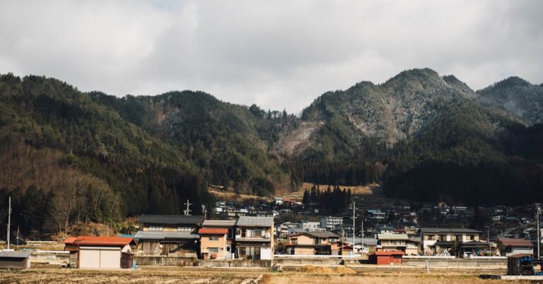 無人の山岳風景で大町岳陽高校の2学科と令和9年度入試を考えるイメージ