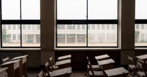 人物のいない教室を背景に、大森学園高校の普通科・工業科と2027年度入試を考えるイメージ