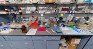 人物のいない工業実習室の工具と作業台・大阪府立茨木工科高校の4系と2027年度入試を解説する記事サムネイル