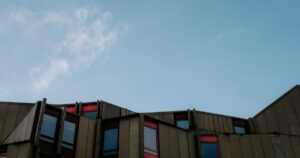 人物のいない大阪の学校建築と青空のイメージ・大阪府立いちりつ高校の3学科と2027年度入試を解説する記事サムネイル