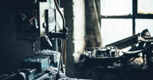 人物のいない工作機械と工業設備・大阪府立佐野工科高校の3系6専科と2027年度入試を解説する記事サムネイル