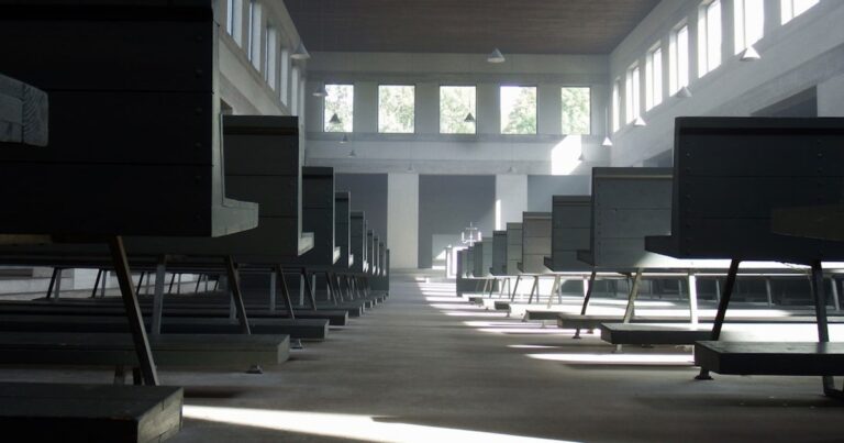 人物のいない明るい学習室の机を背景に、太田第一高校の特色選抜と2027年度入試準備を考える記事サムネイル