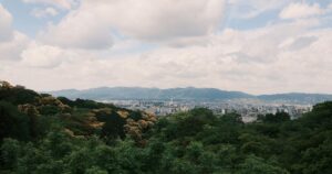 緑の山々と京都市街の風景で、洛北高校の文理コース・スポーツ総合専攻と2027年度入試を考えるイメージ