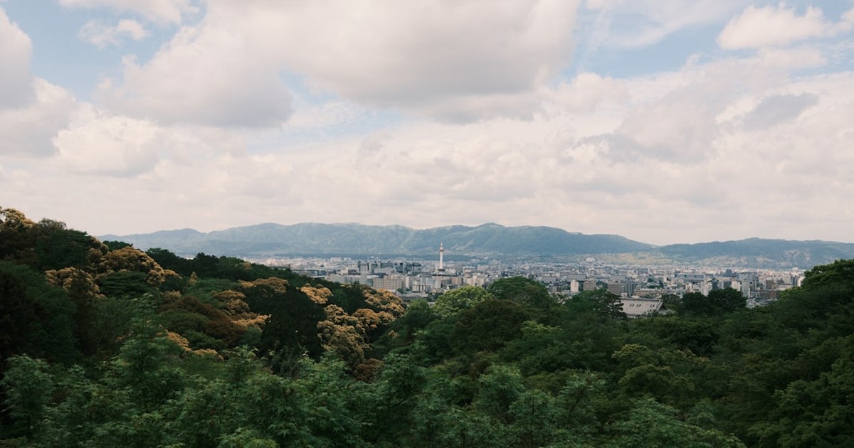 緑の山々と京都市街の風景で、洛北高校の文理コース・スポーツ総合専攻と2027年度入試を考えるイメージ
