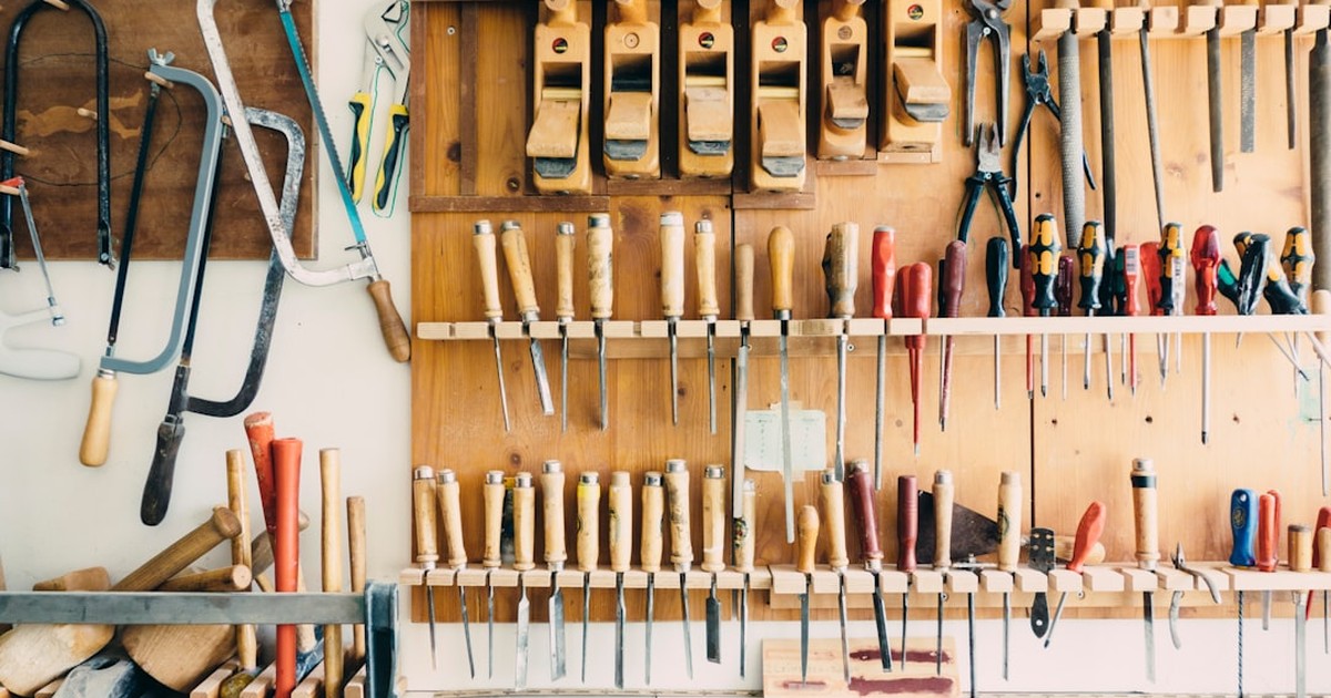 人物のいない明るい工房の工具棚。六郷工科高校のものづくり工学科5分野を考えるイメージ