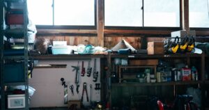 人物のいない創作作業空間を背景に、佐久平総合技術高校臼田キャンパスの創造実践科と2027年度入試を考える記事サムネイル