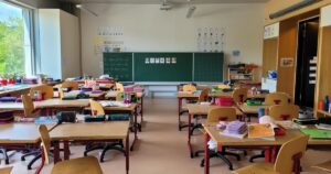 人物のいない明るい学習机・三田西陵高校の子どもみらい類型と高大連携探究を解説する記事サムネイル