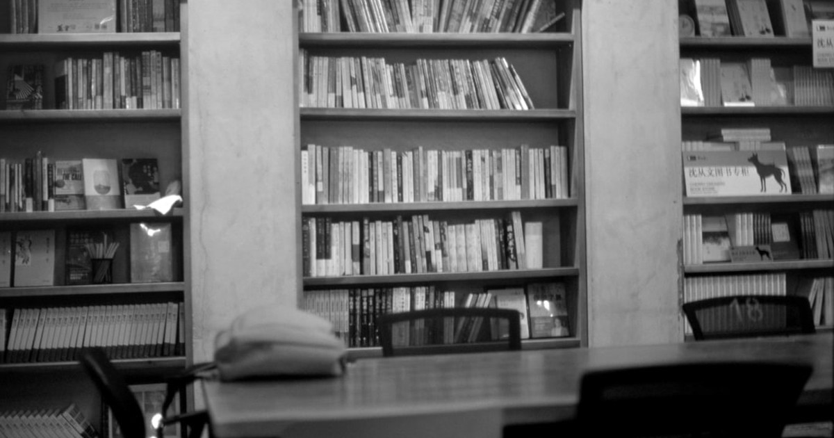 人物のいない図書館の書棚と学習机で、三条高校の普通科・理数科と2027年度入試を考えるイメージ