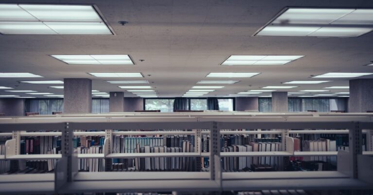 人物のいない図書館を背景に、狭山ヶ丘高校の2027年度入試と4コースを考える記事サムネイル