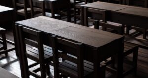 人物のいない明るい教室を背景に、青豊高校の2027年度入試と総合学科5系列の受験準備を考えるイメージ
