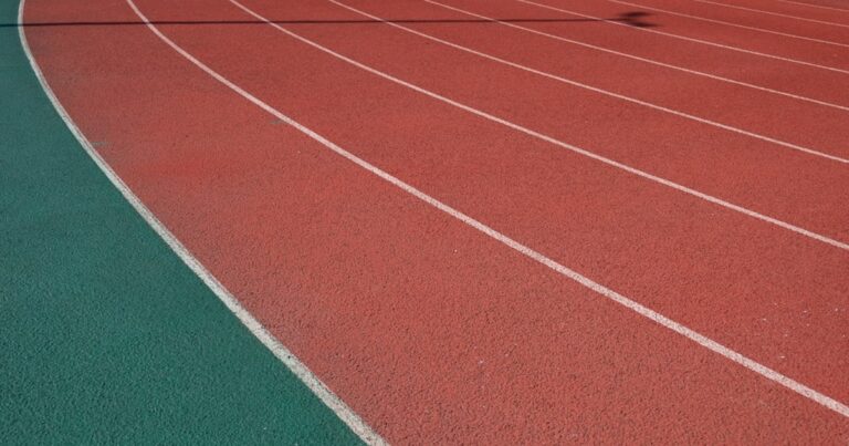 人物のいない陸上トラック、生光学園高校の3コースと2027年度入試を解説する横長サムネイル