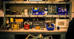 人物のいない電子工作と工学のワークベンチ。聖光学院高校の普通・スポーツ・福祉・機械・プロダクト・情報と2027年度入試を調べる学習イメージ
