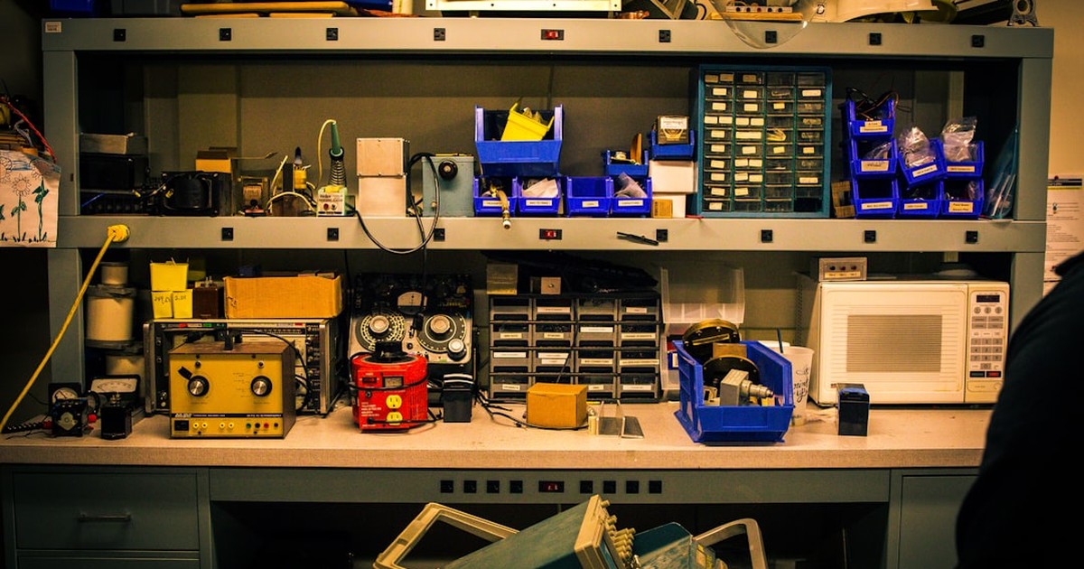 人物のいない電子工作と工学のワークベンチ。聖光学院高校の普通・スポーツ・福祉・機械・プロダクト・情報と2027年度入試を調べる学習イメージ