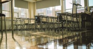 人物のいない明るい学習机・清明学院高校の5コースと2027年度入試を解説する記事サムネイル