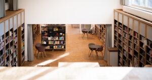 人物のいない明るい図書館を背景に、聖和学院高校の2027年度入試準備を考えるイメージ