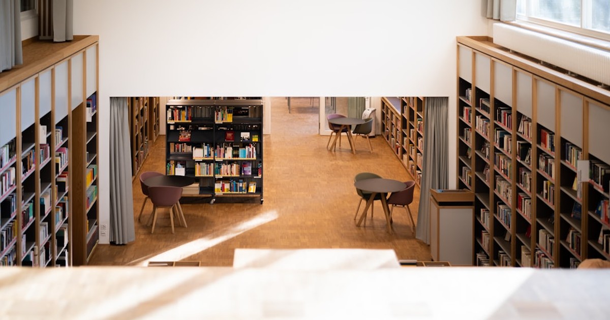 人物のいない明るい図書館を背景に、聖和学院高校の2027年度入試準備を考えるイメージ