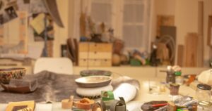 人物のいない学校のデザイン・ものづくり実習室に作業台と道具が並ぶ横長写真、世田谷総合高校の6系列と2027年度入試準備を考えるイメージ