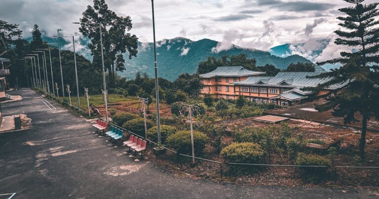 人物のいない山間の学校風景で柴田農林高校川崎校から現・大河原産業高校川崎校への校名変更と2027年度入試を考えるイメージ