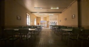 人物のいない夕暮れの落ち着いた教室を背景に、白河第二高校の夜間定時制と2027年度入試を考えるイメージ