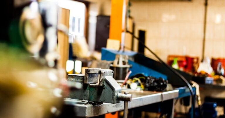 人物のいない精密なCNC工作機械を背景に、白河実業高校の5学科と2027年度入試を考えるイメージ